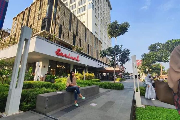 Pengunjung berpose di depan mesin foto otomatis Sarinah, Jakarta Pusat, Kamis (29/6/2023).