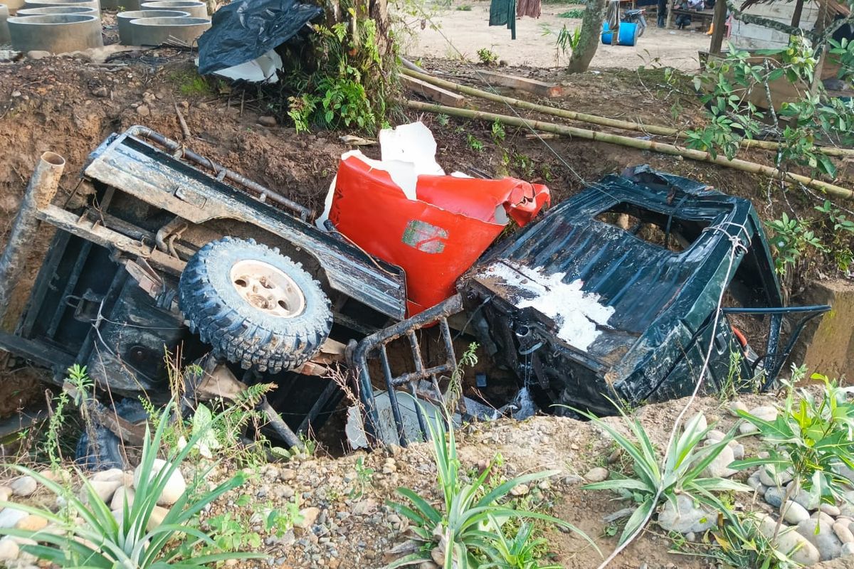 Mobil pengangkut bantuan korban banjir terjungkal di Bukit Rinyen Kameng, Desa Pantee Labu , Kecamatan Pantee Bidari, Kabupaten Aceh Timur, Minggu (7/12/2025).