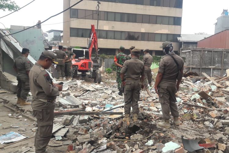 Petugas Satpol PP Jakarta Barat menertibkan bangunan liar dikawasan Slipi, Jakarta Barat, Kamis (10/10/2019).