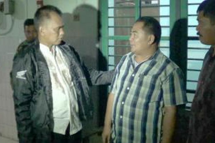 Joni Gunawan (pakai baju kotak-kotak) yang mengaku sebagai anggota Badan Intelejen Negara berpangkat Letkol saat berada di Makodim 0712 Tegal, Jawa Tengah. 