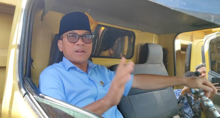 Menteri Yandri Serahkan 67 Alat Berat dari BUMDes ke Warga Desa Tepian Langsat Kaltim