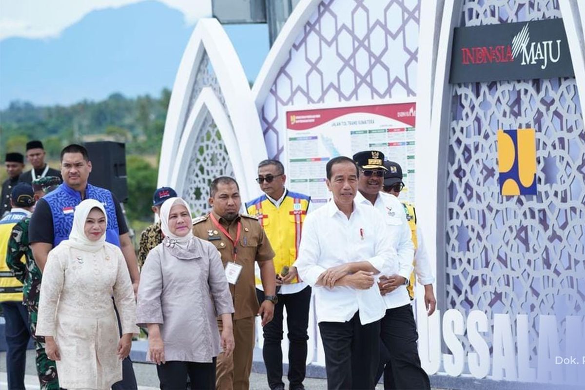 Presiden Joko Widodo (Jokowi) didampingi Ibu Iriana Joko Widodo, meresmikan 4 (empat) seksi Jalan Tol Sigli ? Banda Aceh garapan PT Hutama Karya (Persero) (Hutama Karya) pada hari ini, Senin (9/9/2024). 
