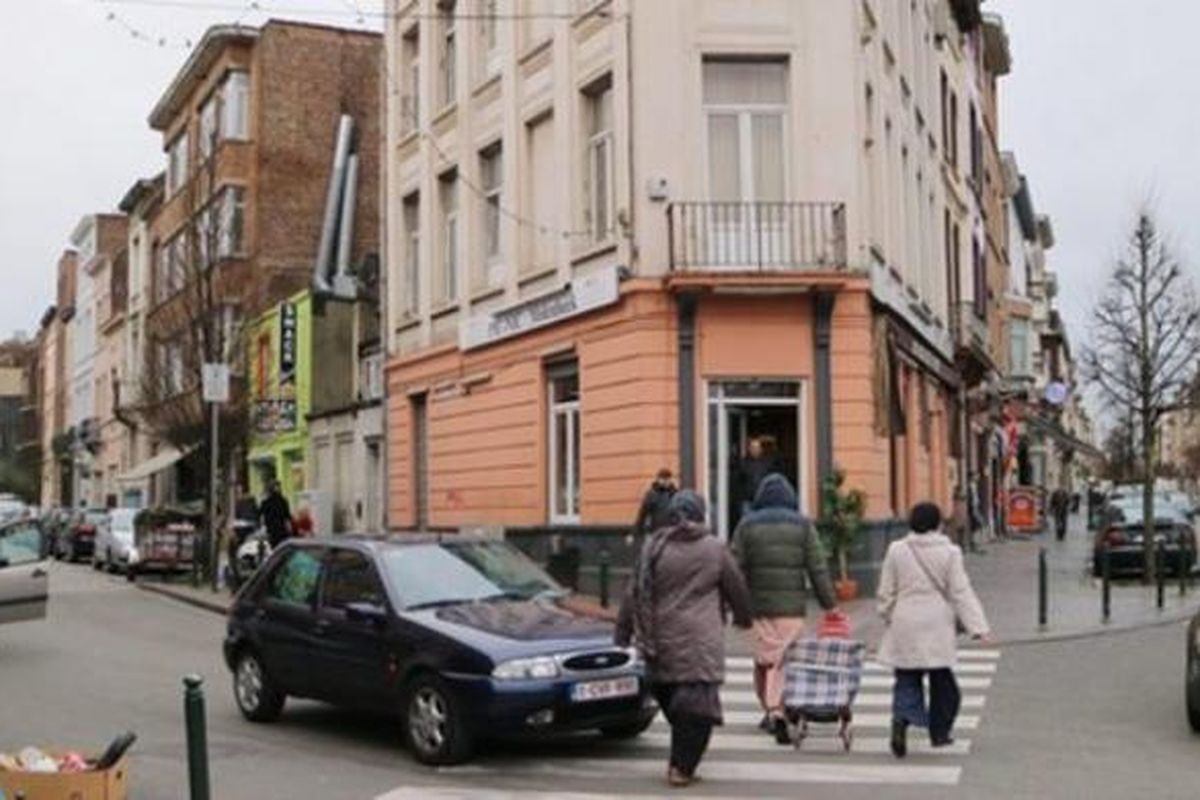 Distrik Molenbeek di Brussels, Belgia, merupakan kawasan yang banyak dihuni warga keturunan Maroko. Distrik ini dikenal sebagai kawasan miskin, rawan kejahatan dengan tingkat pengangguran tinggi. Alhasil, banyak pemuda di distrik ini yang direkrut ISIS untuk bertempur di Suriah atau Irak.