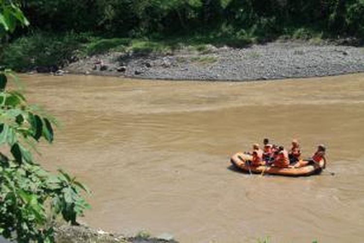 Tim SAR sedang mencari keberadaan Enriko(24),di aliran sungai Progo, Kabupaten Magelang, Selasa (14/4/2014). Enriko adalah mahasiswa AKper Ngesti Waluyo Parakan, Temanggung, yang dilaporkan hanyut sejak Sabtu (12/4/2014) lalu.