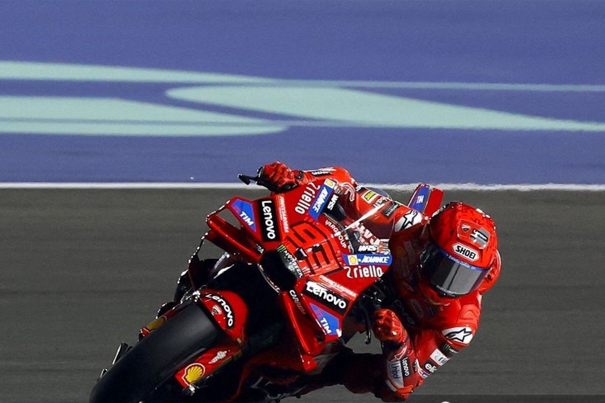 Pebalap Ducati asal Spanyol Marc Marquez beraksi dalam Sprint Race MotoGP Qatar 2025 di Sirkuit Internasional Lusail pada 12 April 2025. (Photo by Karim JAAFAR / AFP)