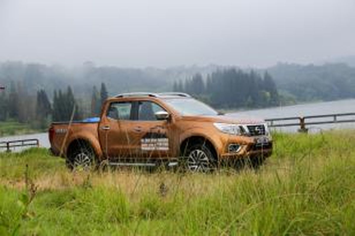 Mobil Nissan Navara, melewati kawasan Danau Lau Kawar, Berastagi, Karo, Sumatera Utara, Rabu (15/4/2015). Kali ini mobil Nissan Navara melakukan ekspedisi alam liar di Sumatera Utara sekaligus memberikan bantuan berupa makanan kepada korban erupsi Gunung Sinabung.