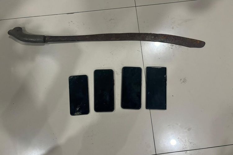 Barang bukti senjata tajam (sajam) jenis pedang, yang dibawa lima pemuda di Kota Solo, Jawa Tengah (Jateng), pada Jumat (10/5/2024)