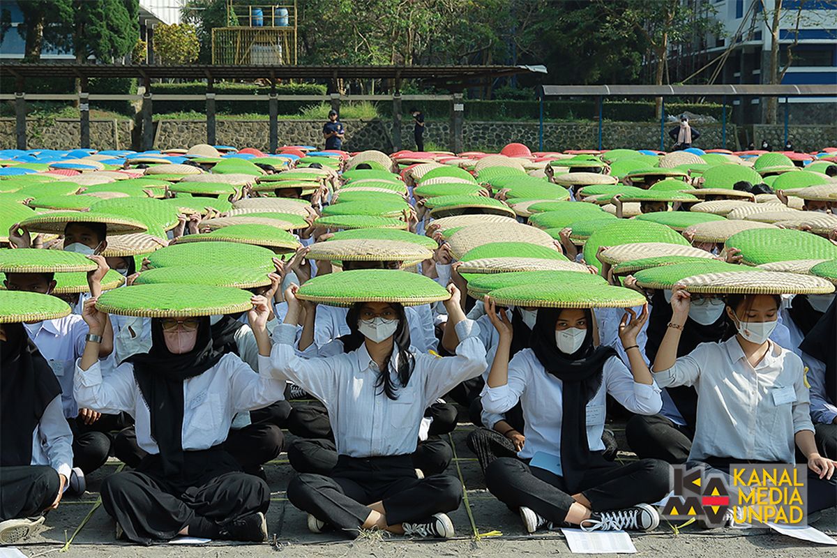 Mahasiswa Baru Unpad Pecahkan Rekor MURI Kreasi 65 Mosaik dari Nyiru