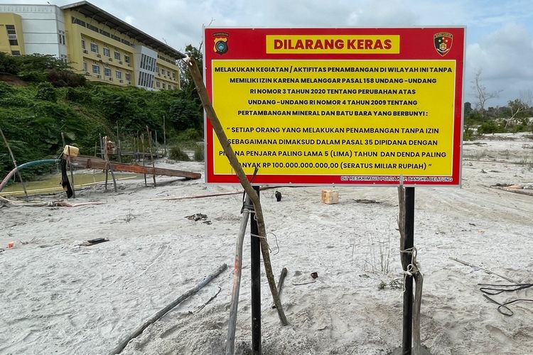 Polisi memasang plang berisi pasal larangan menambang di komplek perkantoran gubernur Bangka Belitung, Rabu (28/12/2022).