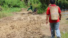 Pahlawan Ini Gendong Buku Menjaga Nasionalisme di Tapal Batas NKRI