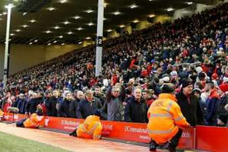 Suporter Liverpool melakukan aksi walk out pada menit ke-77 laga versus Sunderland di Anfield, Sabtu (6/2/2016), sebagai aksi protes kenaikan harga tiket. 