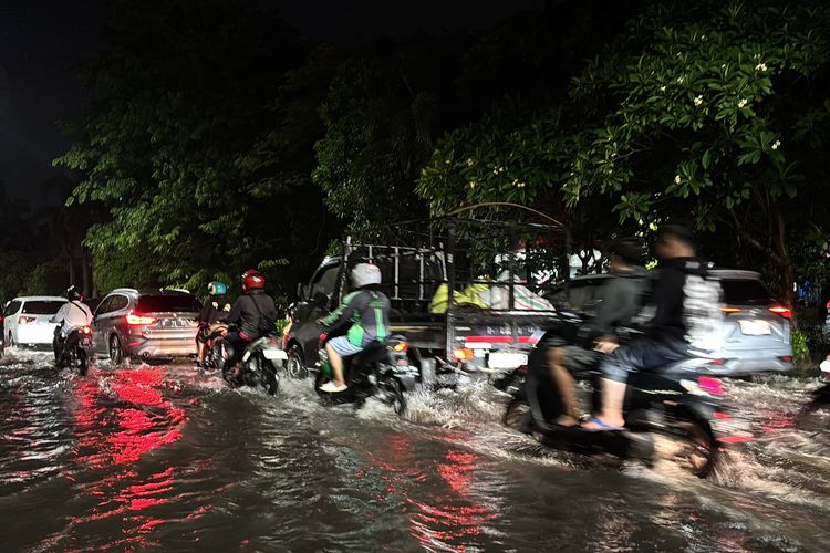 Banjir yang merendam Surabaya, saat musim hujan, Kamis (2/1/2025).