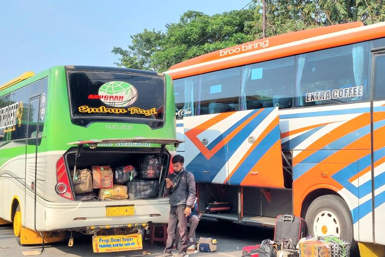 Bus antarkota antarprovinsi (AKAP) bersiap mengangkut penumpang keberangkatan dari Terminal Kalideres, Jakarta Barat