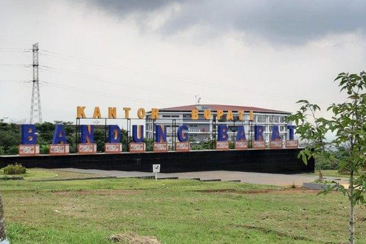 Kantor Pemda Kabupaten Bandung Barat. Pemerintah Kabupaten Bandung Barat (KBB) membuka seleksi calon Pegawai Pemerintah dengan Perjanjian Kerja (PPPK) untuk formasi tenaga kesehatan dan tenaga teknis. 

