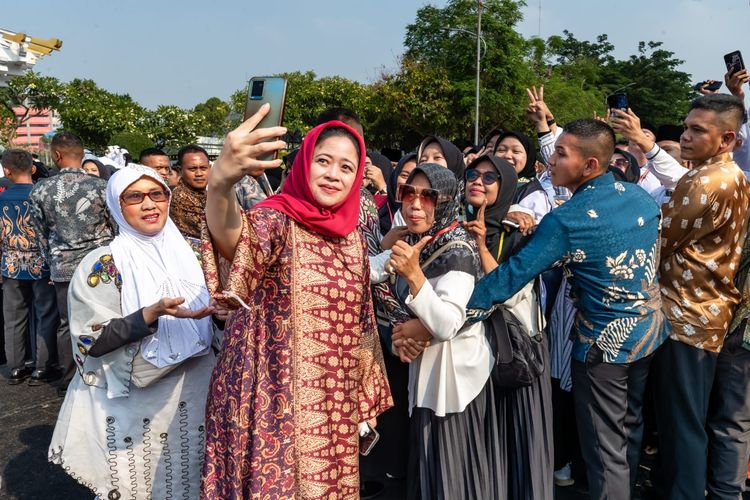 Ketua DPP PDI-P Puan Maharani berfoto selfie saat menghadiri acara Hari Santri 2023 di Surabaya, Jawa Timur, Minggu (22/10/2023).