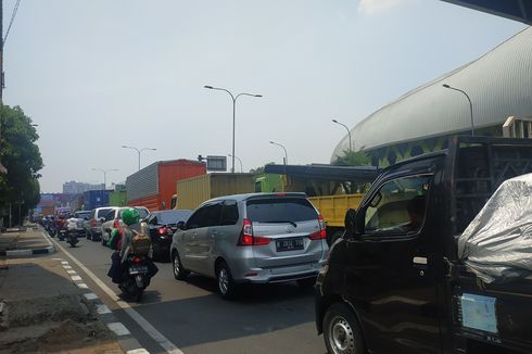 Jalan Ahmad Yani Bekasi Macet Parah, Ada Truk Kontainer Terguling dan Demo Ormas