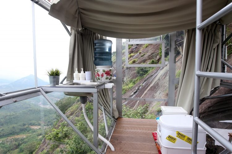 Fasilitas dapur dan toilet hotel gantung Padjajaran Anyar yang terletak di tebing Gunung Parang, Purwakarta, Jawa Barat setinggi 500 meter, Minggu (19/11/2017). Hotel gantung ini diklaim sebagai hotel gantung tertinggi di dunia mengalahkan ketinggian hotel gantung di Peru.  