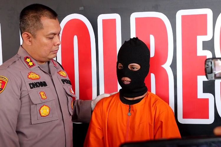 Kapolres Dumai AKBP Dhovan Oktavianton saat menginterogasi SO (38), pria yang membunuh istrinya dan dibantu dua anaknya, di Kota Dumai, Riau, Jumat (8/9/2023).