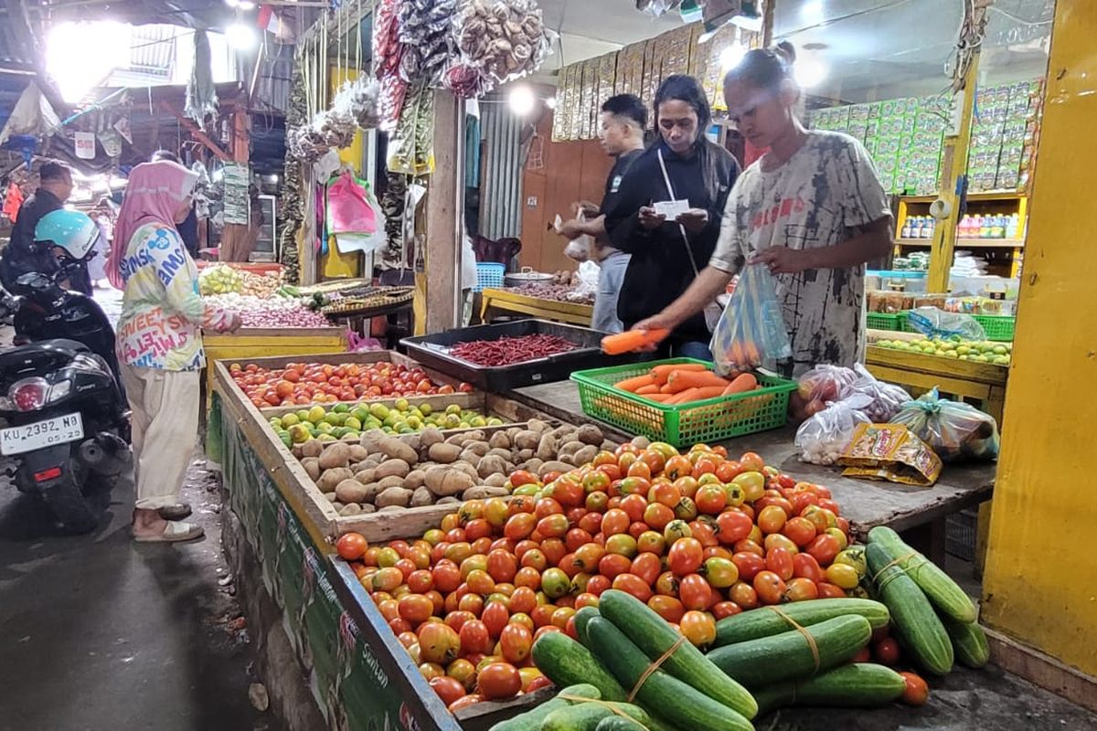 Aktifitas jual beli di pasar tradisional Inhutani, Nunukan, Kaltara. Kelangkaan stok barang akibat keterlambatan pengiriman kapal, berakibat pada naiknya harga Bapokting.