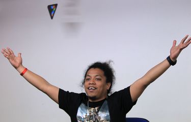 Pemain film Comic 8: Casino Kings, Arie Kriting saat mengunjungi kantor redaksi Kompas.com, Jakarta, Senin (22/6/2015). Film komedi yang diperankan artis stand up comedy atau comic tersebut akan tayang di bioskop mulai 15 Juli 2015 mendatang. KOMPAS IMAGES / KRISTIANTO PURNOMO