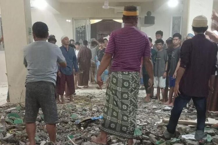 Kubah Masjid Ittifaqul Jamaah, di Jl Barukang, Kota Makassar, ambruk timpa jemaah saat hendak melaksanakan salat tarawih pada Minggu (26/3/2023) malam.