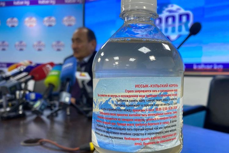 Larutan dengan ekstrak akar aconite yang dipromosikan Kirgistan Menteri Kesehatan Kirgistan Alymkadyr Beishenaliev  untuk diberikan kepada pasien Covid-19.