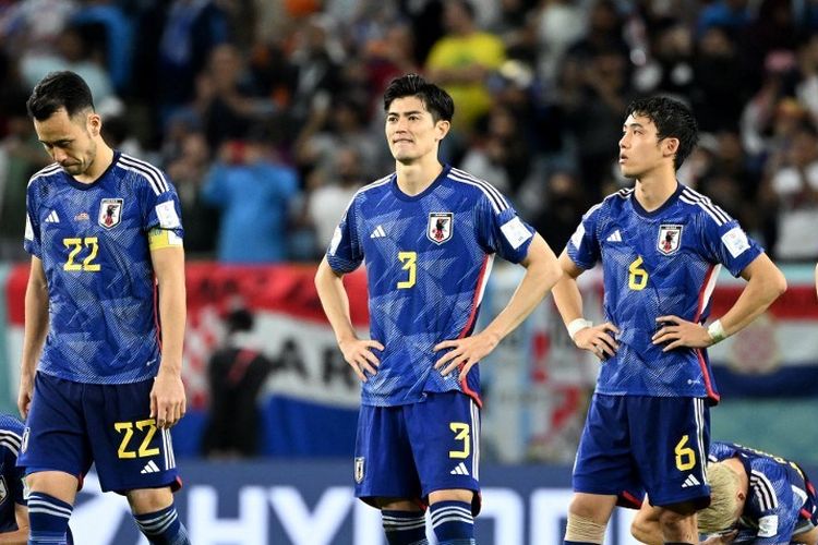 Reaksi para pemain Jepang atas kekalahan mereka pada babak 16 besar Piala Dunia 2022 Qatar antara Jepang vs Kroasia di Stadion Al-Janoub di Al-Wakrah, selatan Doha pada Senin 5 Desember 2022.