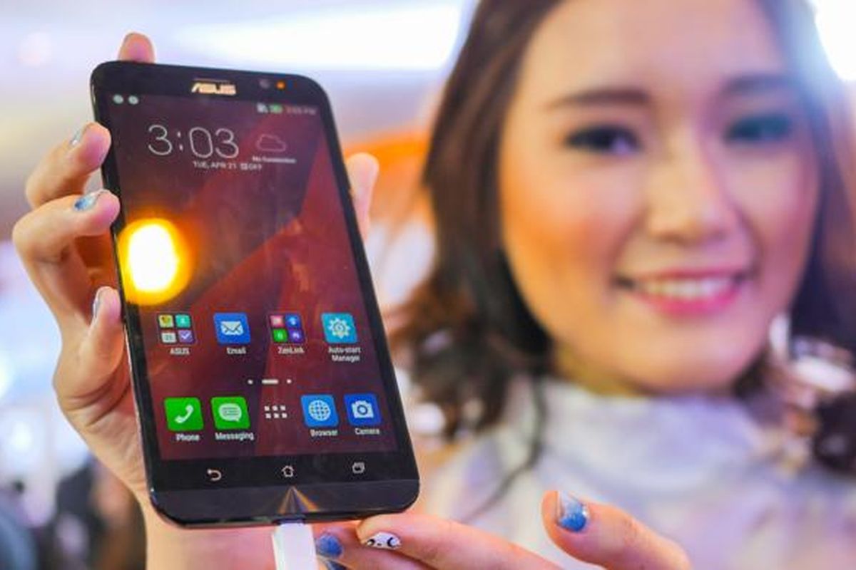 Model menunjukkan smartphone Asus Zenfone 2 dalam acara peluncuran di Jakarta, Selasa (21/4/2015)