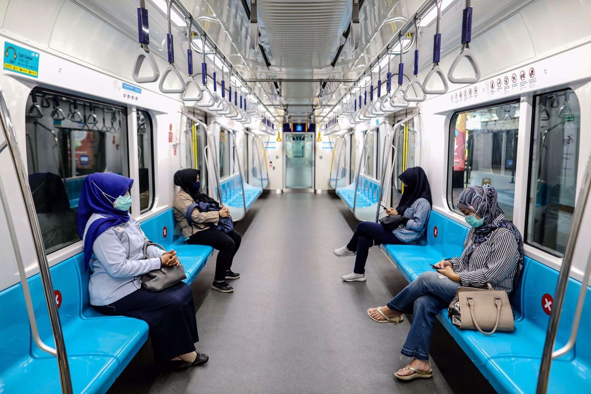 Penumpang dengan berjaga jarak duduk di kereta MRT tujuan Bundaran HI, Jakarta Pusat, Rabu (27/5/2020). Presiden Joko Widodo menginstruksikan Panglima TNI untuk mengerahkan personelnya dalam menertibkan masyarakat selama pemberlakuan pembatasan sosial berskala besar ( PSBB) untuk memutus mata rantai penularan Covid-19.