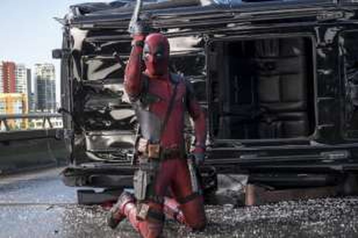 Ryan Reynolds beraksi sebagai Deadpool.