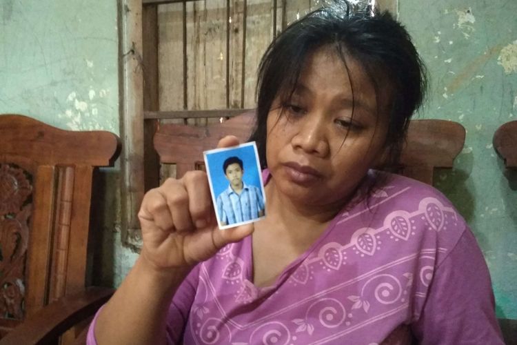 Marwati, ibu Alvi Kurniawan, pendaki asal Magelang yang dikabarkan hilang di Gunung Lawu Karanganyar, Jumat (4/1/2019).