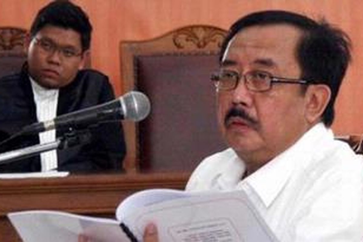 Terdakwa, mantan Kepala Kantor Pajak Pratama Jakarta VII, Jakarta Palmerah, dan Jakarta Koja, Bahasyim Assifie, hadir dalam persidangan di Pengadilan Negeri Jakarta Selatan, Jakarta, Senin (27/12/2010). 