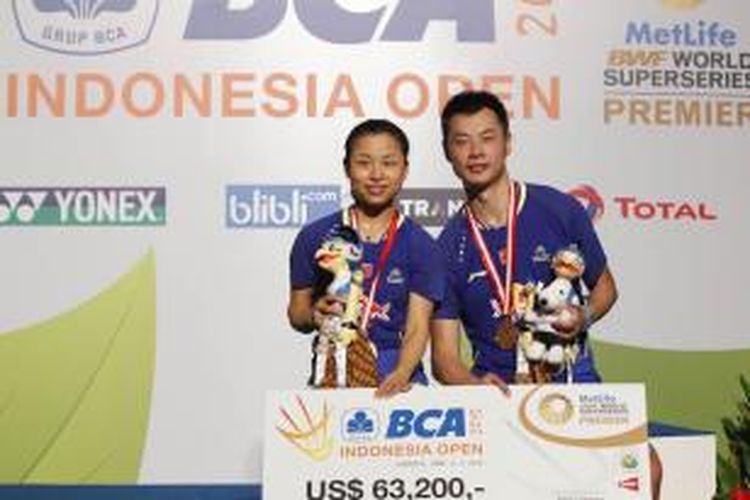 Pebulu tangkis ganda campuran Tiongkok, Xu Chen/Ma Jin, berpose setelah memenangi laga melawan Zhang Nan/Zhao Yunlei pada laga final BCA Indonesia Open Superseries Premier 2015 di Istora Senayan, Jakarta, Minggu (7/6/2015).