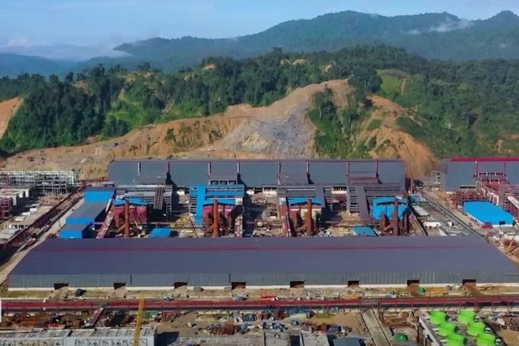 Kawasan pengolahan dan pemurnian (smelter) bijih nikel milik PT Gunbuster Nickel Industry (GNI) di Kabupaten Morowali Utara, Sulawesi Tengah.