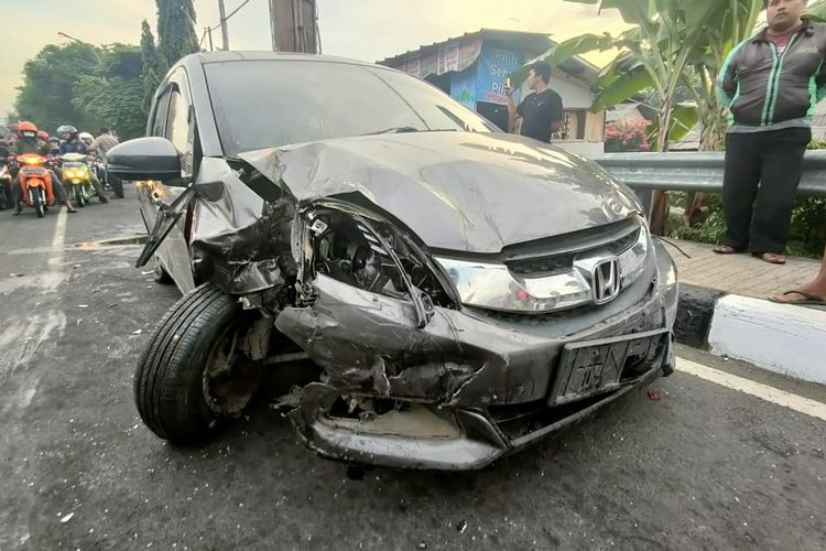 Sebuah kecelakaan lalu lintas yang melibatkan sejumlah kendaraan dilaporkan terjadi pada Minggu (9/4/2023) pagi di Depok, Jawa Barat.