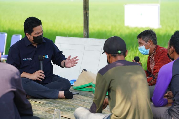 Menteri Badan Usaha Milik Negara (BUMN) Erick Thohir saat berdiskusi dengan para petani di Subang, Jawa Barat, Sabtu (28/8/2021).