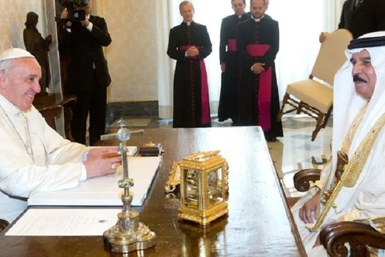 Paus Fransiskus bertemu Raja Bahrain, Hamad bin Isa Al-Khalifa, di Vatikan pada tahun 2014 dalam sebuah audiensi pribadi.