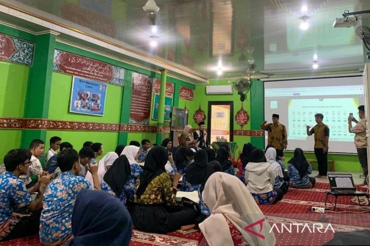 Badan Amil Zakat Nasional (Baznas) RI menyelenggarakan kegiatan Pengimbasan Program Training of Trainers (ToT) Pengajar Al-Quran Isyarat 2024 di Sekolah Luar Biasa Negeri (SLBN) 4 Koja, Jakarta Utara dalam memperkuat dakwah inklusif di tanah air. 