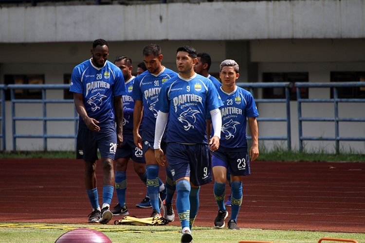 Para pemain Persib Bandung melakoni sesi latihan di Stadion Gelora Bandung Lautan Api (GBLA), beberapa waktu lalu. 