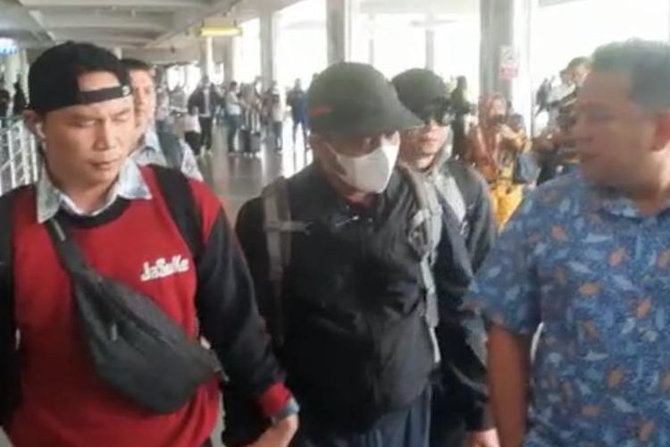 Ari Rosnandhi (masker putih), Putra Mantan Gubernur Kepri Isdianto, tersangka korupsi dana hibah dispora di Bandara Hang Nadim, Batam, Kepulauan Riau.