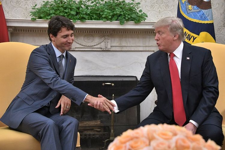 Perdana Menteri Kanada Justin Trudeau (kiri), berjabat tangan dengan Presiden Amerika Serikat Donald Trump dalam pertemuan di Gedung Putih, Washington (11/10/2017).