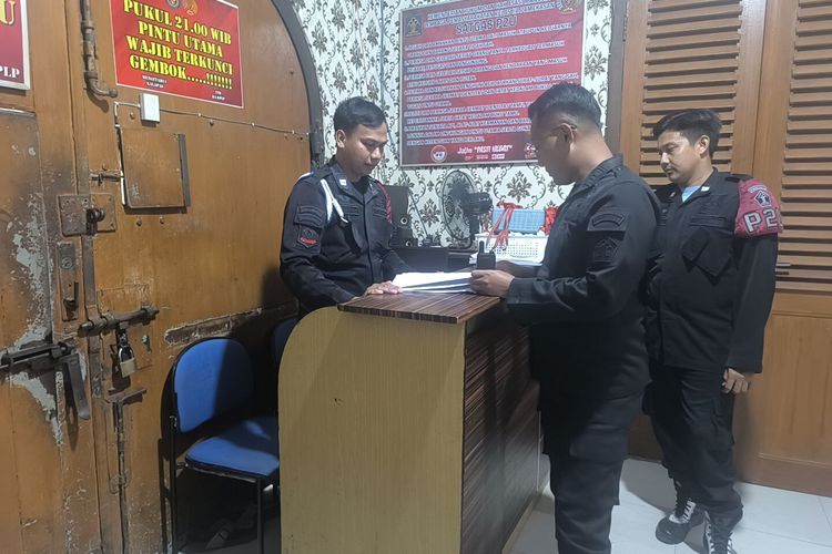 Petugas jaga Lapas Kelas II A Pamekasan berada di pintu masuk, Kamis (17/7/2025)