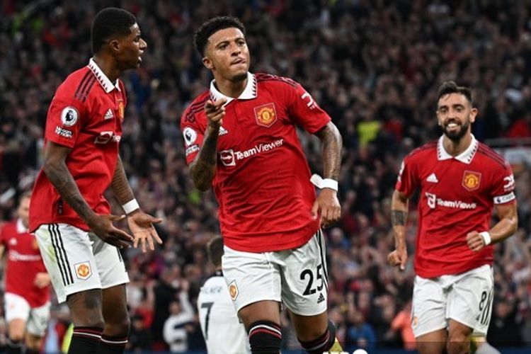 Pemain sayap Manchester United Jadon Sancho (tengah) berselebrasi setelah membobol gawang Liverpool pada laga pekan ketiga Liga Inggris 2022-2023 di Stadion Old Trafford, Selasa (23/8/2022) dini hari WIB. Laga Man United vs Liverpool berakhir dengan skor 2-1.