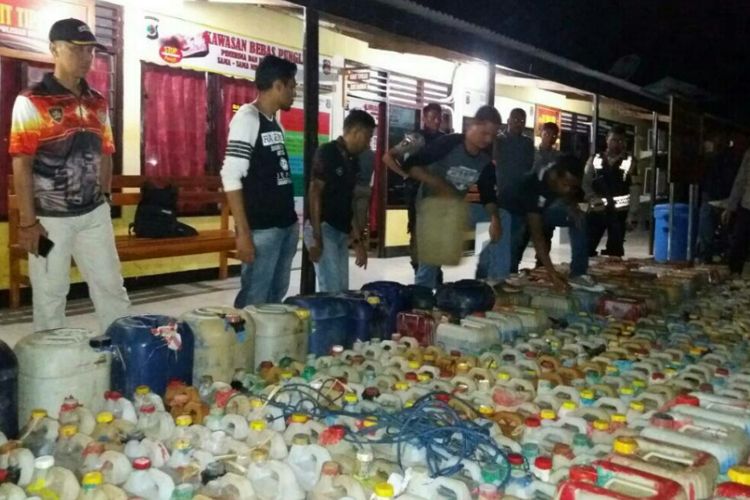 Sebanyak 10 ton lebih BBM saat diamankan di Markas Polres Belu, Nusa Tenggara Timur, Sabtu (27/5/2017) malam.