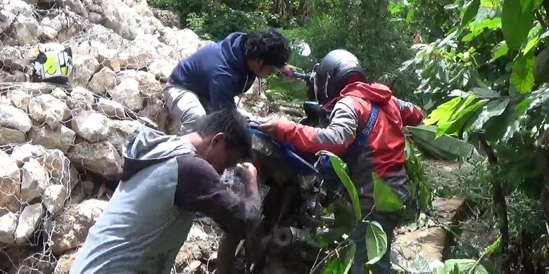 Jalan ambles di jalan poros Toraja ? Pinrang, Lembang Lemo Menduruk, Kecamatan Malimbong Balepe, Tana Toraja, Sulawesi Selatan, membuat pengendara roda dua terpaksa mengangkat kendaraannya agar bisa lebih cepat sampai di tujuan ketimbang memutar, Sabtu (04/01/2020)