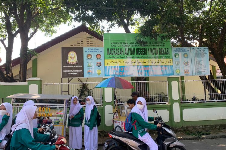 Madrasah Aliyah Negeri (MAN) 1 Kota Bekasi, Jumat (9/6/2023). Ratusan siswa MAN 1 gagal melaksanakan study tour ke Yogyakarta diduga karena penipuan yang dilakukan oleh pihak Event Organizer (EO).