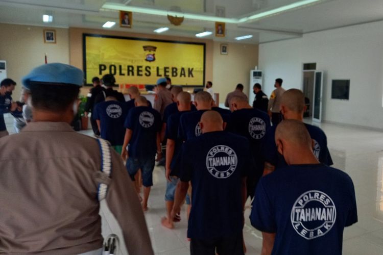Polres Lebak mengamankan 13 orang tersangka aksi pengeroyokan di Kecamatan Muncang, Lebak, Senin (9/5/2022).