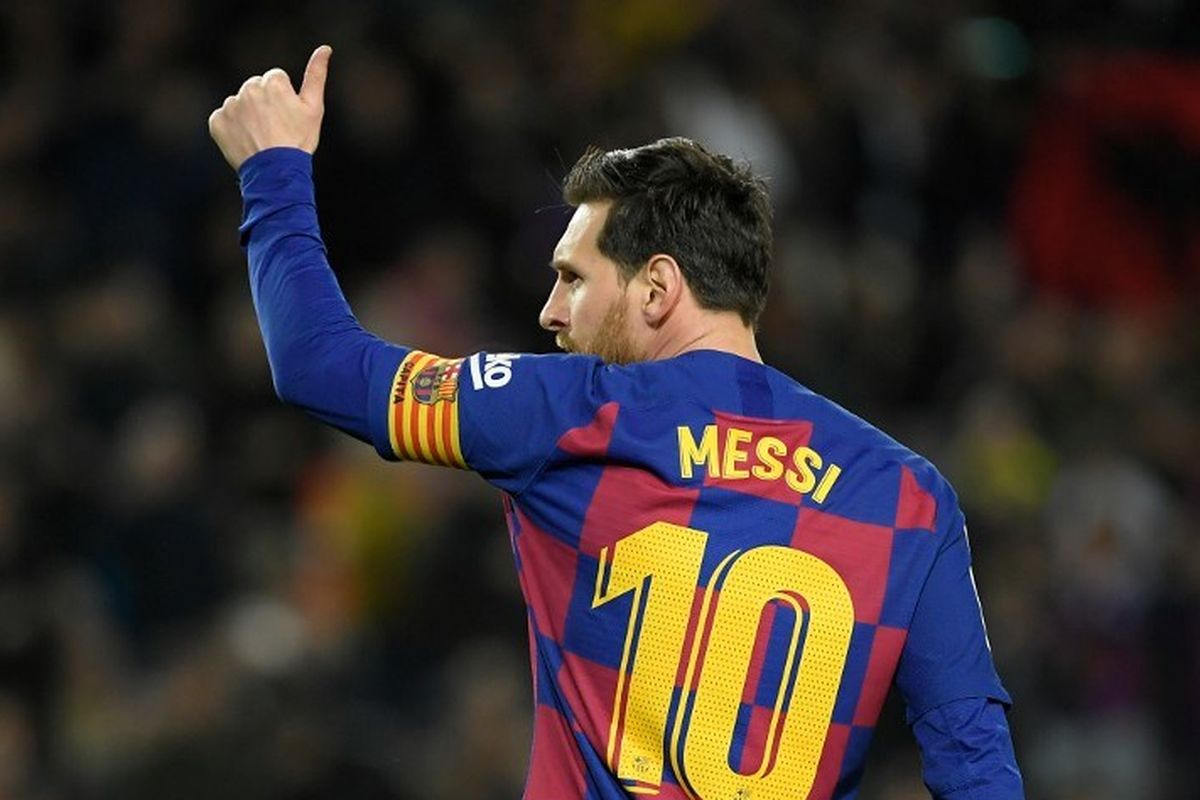 Pemain depan Barcelona asal Argentina, Lionel Messi merayakan setelah mencetak gol selama pertandingan sepak bola Liga Spanyol antara FC Barcelona dan Real Sociedad di stadion Camp Nou di Barcelona pada 7 Maret 2020.
