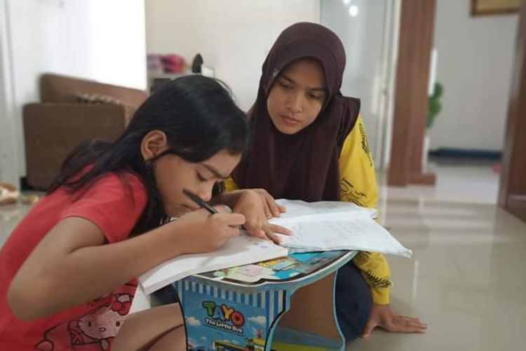 Para orangtua siswa SDN 2 Patukangan, Kendal, Jawa Tengah bersepakat dengan sekolah untuk meluangkan waktu mendampingi anaknya selama mereka belajar dari rumah.