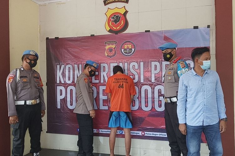Aparat Polres Bogor menangkap pelaku begal ponsel milik seorang penyandang disabilitas yang videonya viral beberapa waktu yang lalu di media sosial.